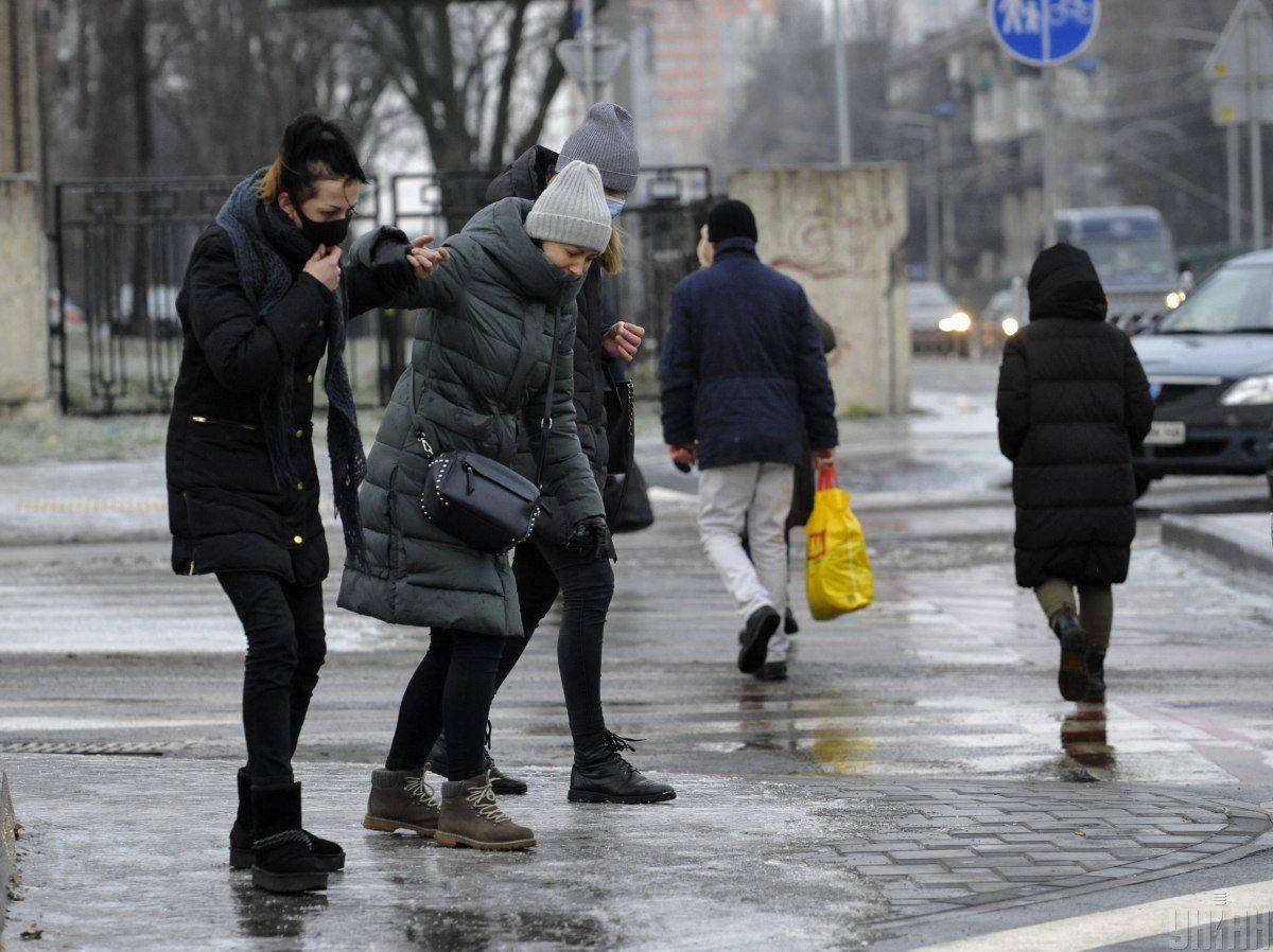 Прикарпатців попереджають про сильну ожеледь на дорогах