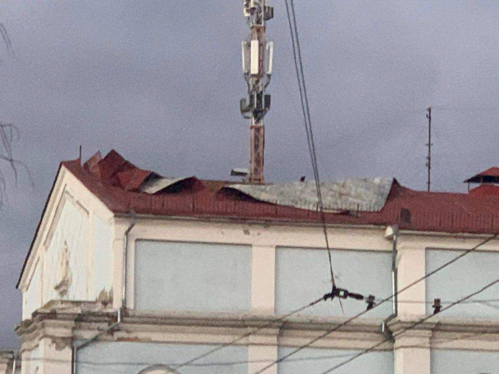 Через сильний вітер у центрі Івано-Франківська над перехожими нависла смертельна небезпека