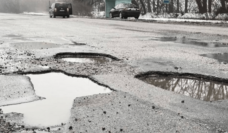 Стало відомо, які дороги у селах Івано-Франківської громади планують відремонтувати