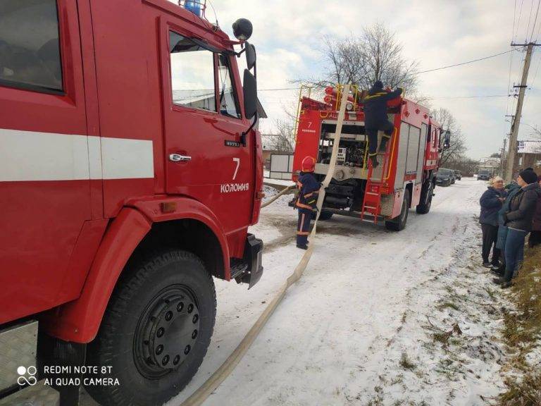 На Франківщині горіли легковик і трактор