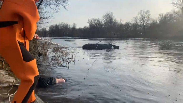 Прикарпатські рятувальники витягнули з Дністра тіло потопельника