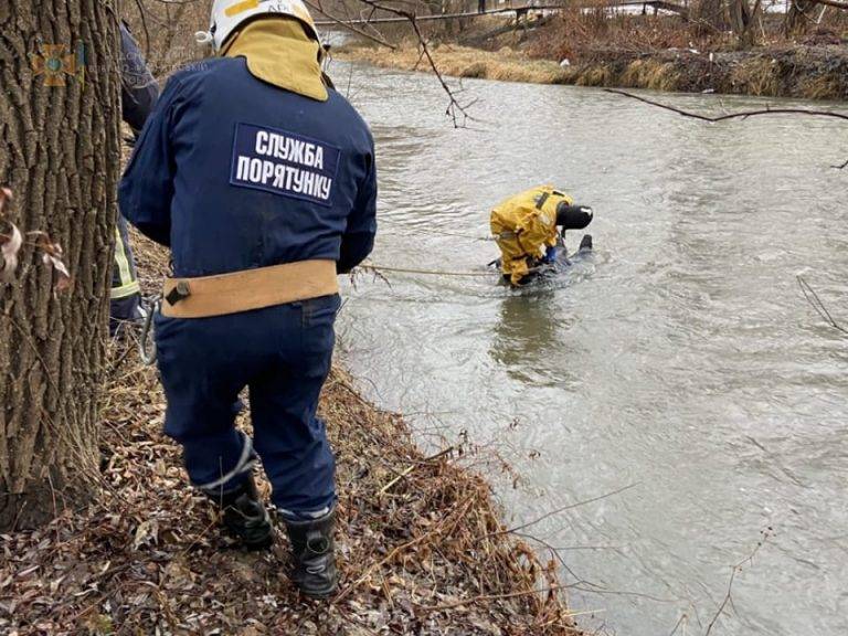 В Івано-Франківську з ріки витягнули тіло невідомого чоловіка