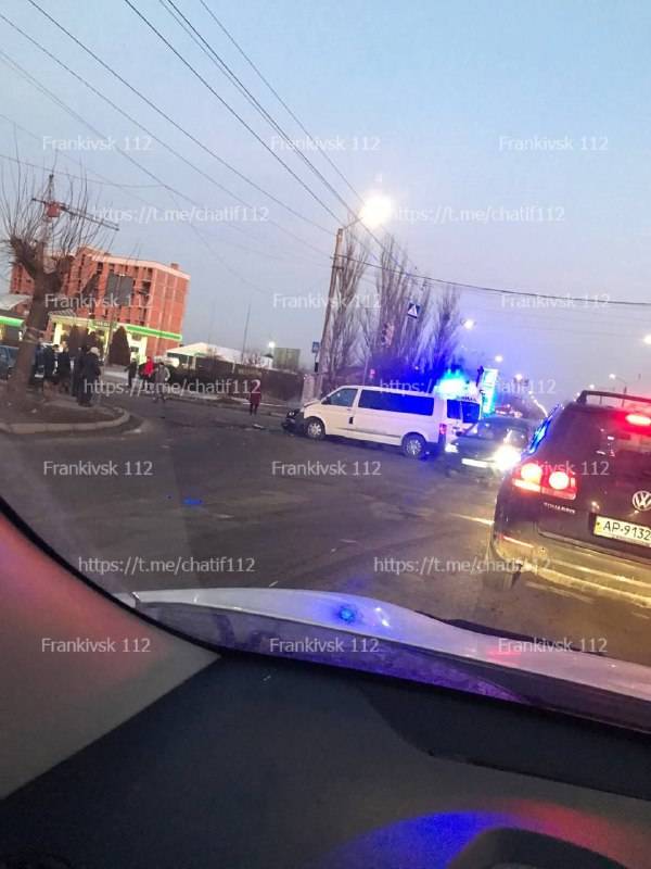Автокатастрофа у Франківську: потрощені автомобілі заблокували рух у напрямку центру міста ФОТО