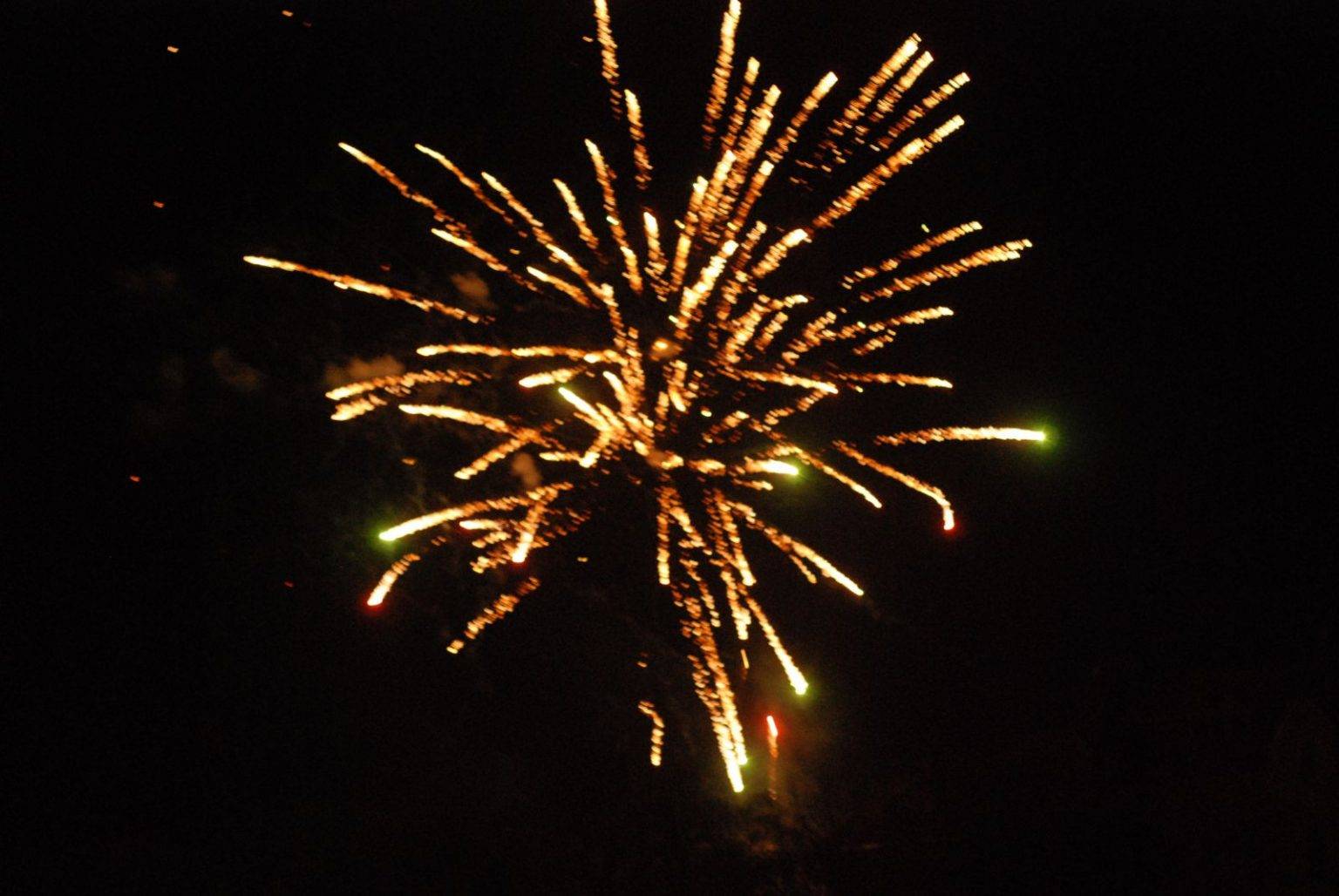 Як у новорічну ніч Івано-Франківськ накрили салюти та феєрверки