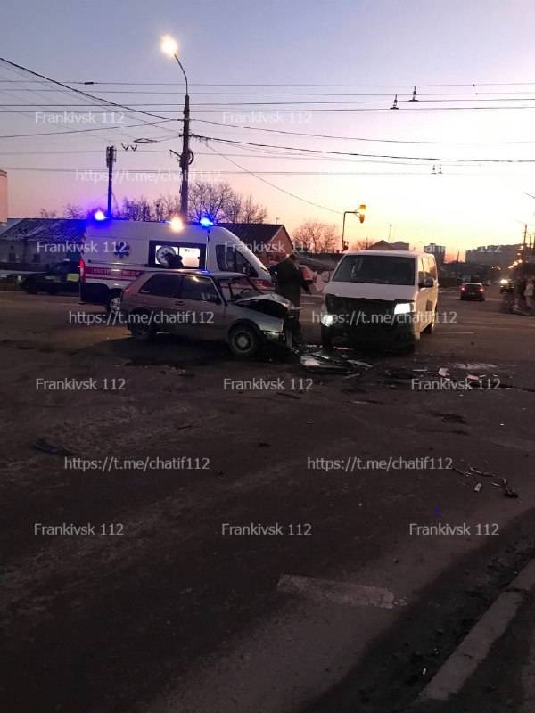 Автокатастрофа у Франківську: потрощені автомобілі заблокували рух у напрямку центру міста ФОТО
