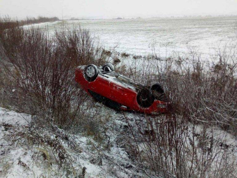 На Франківщині автомобіль злетів з дороги та перекинувся на дах - обійшлося без жертв