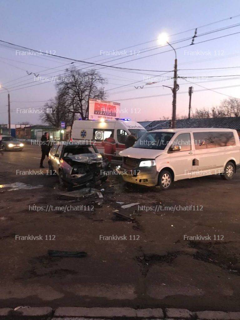 Автокатастрофа у Франківську: потрощені автомобілі заблокували рух у напрямку центру міста ФОТО