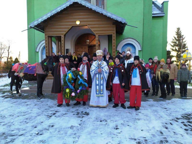 Прикарпатські села славляться давньою традицією  - «ведення коня» ФОТО