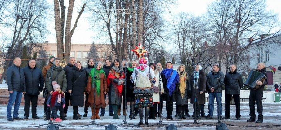 У Калуші на фестивалі колядували творчі колективи і депутати ФОТО