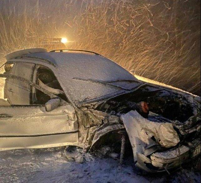 Водій ВMW вилетів на зустрічну та врізався у вантажівку, а потім - у відбійник: деталі автотрощі біля Галича, в якій травмувалась 11-річна дитина ФОТО