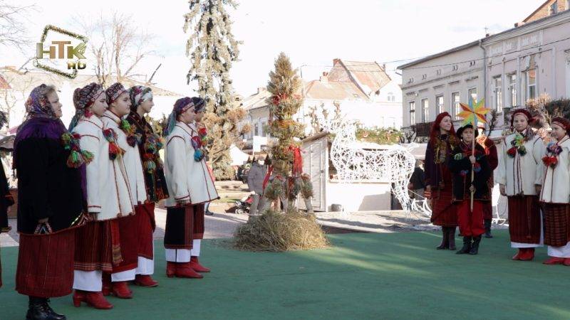 Велетенський дідух встановили у центрі у Коломиї ВІДЕО