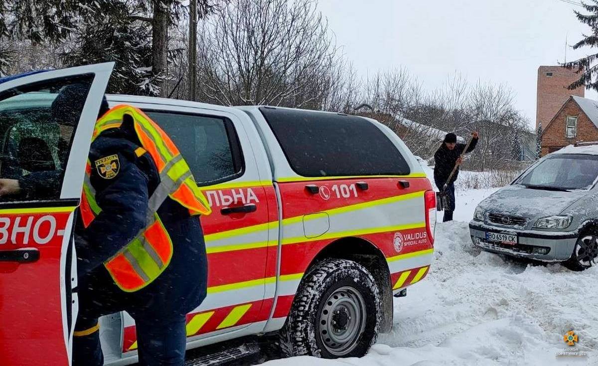 На Прикарпатті через хуртовини в снігових заметах застрягли автомобілі ВІДЕО