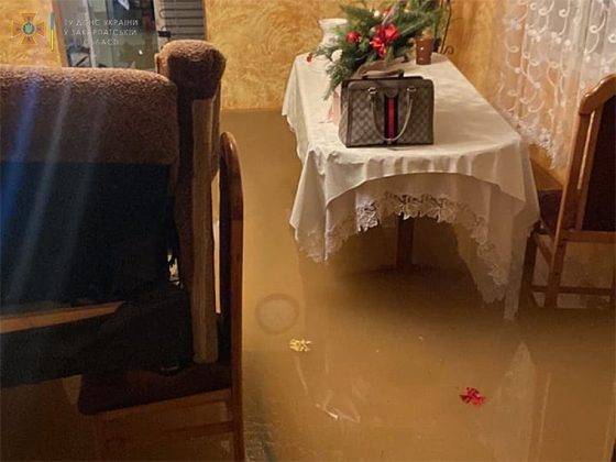У воді – понад 30 житлових будинків: сильні дощі спричинили повені на Закарпатті ФОТО, ВІДЕО