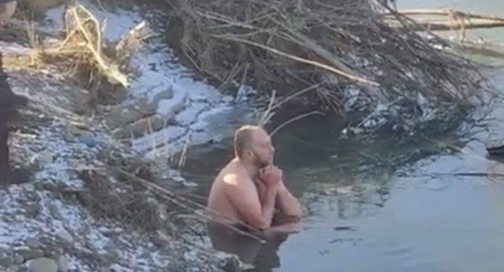 Не хотів вилазити: в Івано-Франківську з ополонки витягували п’яного чоловіка ВІДЕО