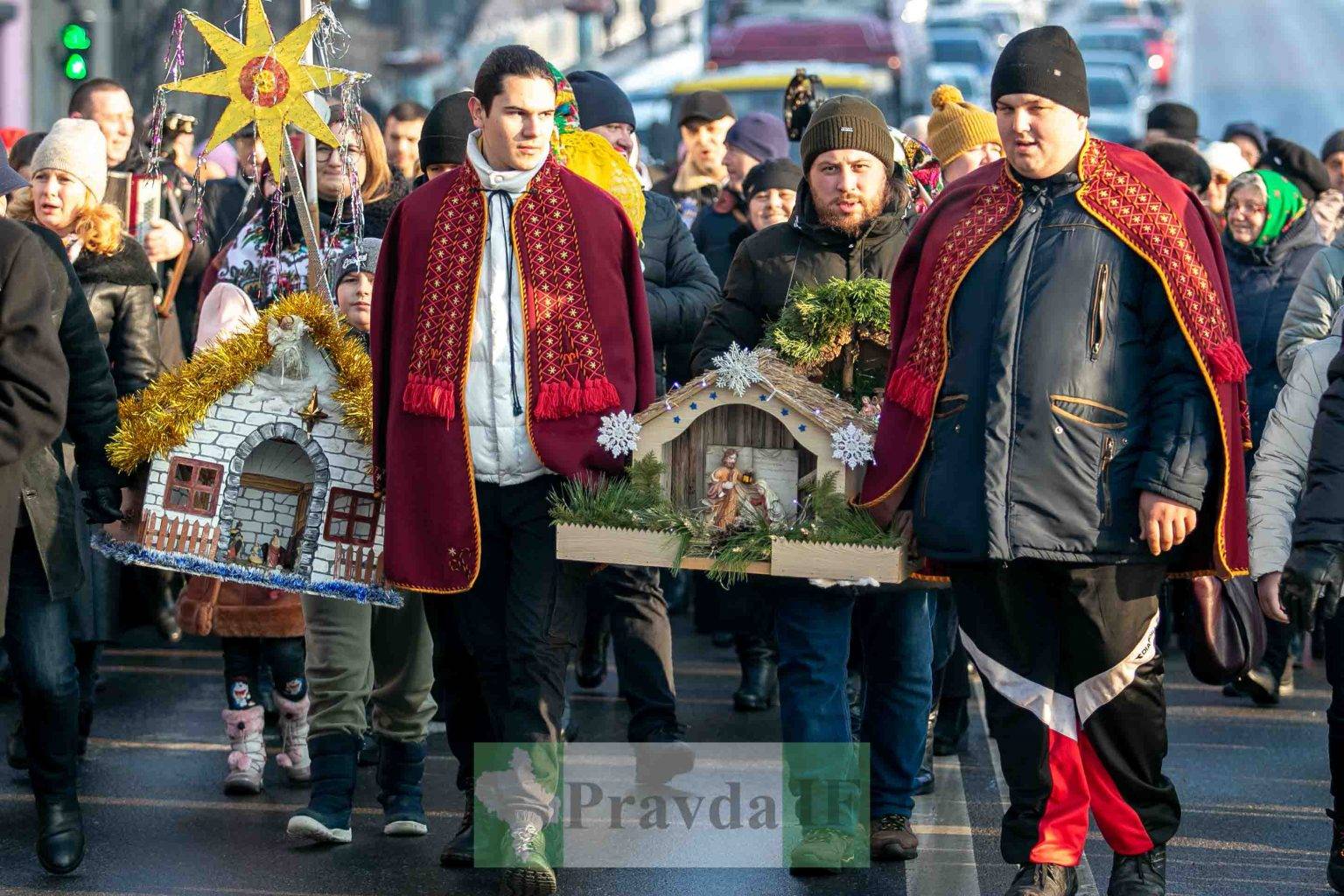 Цьогорічний фестиваль “Коляда на Майзлях” у Франківську розпочався ходою з різдвяними зірками та шопками ФОТОРЕПОРТАЖ