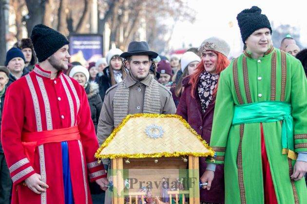 Цьогорічний фестиваль “Коляда на Майзлях” у Франківську розпочався ходою з різдвяними зірками та шопками ФОТОРЕПОРТАЖ