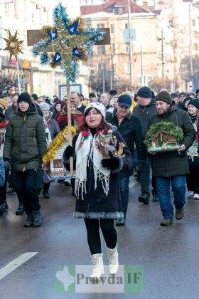 Цьогорічний фестиваль “Коляда на Майзлях” у Франківську розпочався ходою з різдвяними зірками та шопками ФОТОРЕПОРТАЖ
