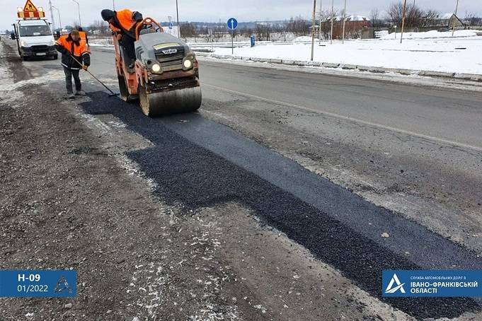 У Галичі при мінусових температурах латають дорогу