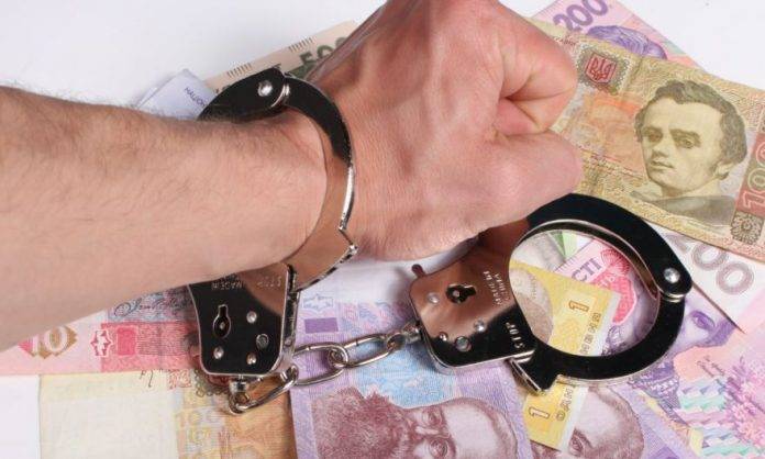 Вийняв гроші і жбурнув на сидіння. На Прикарпатті судитимуть водія за хабар поліцейським - PRAVDA.IF.UA: Новини твого міста