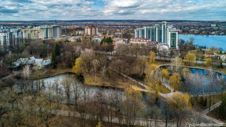 Майже весна: фотограф показав всю красу міського парку та озера Франківська з висоти ФОТО