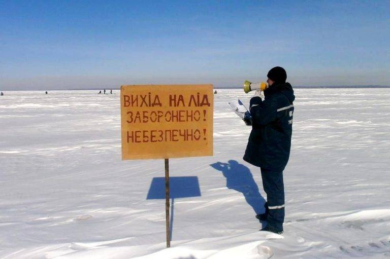 Прикарпатські рятувальники не допускають підлітків-“екстремалів” на крихкий лід