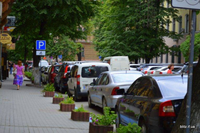 Ціни на парковки у Франківську будуть дорожчими, ніж у Буковелі та Києві