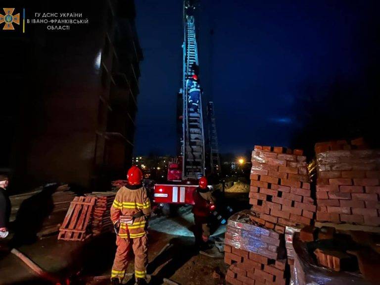 На одному із будівельних майданчиків Франківська загорівся баштовий кран