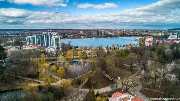Майже весна: фотограф показав всю красу міського парку та озера Франківська з висоти ФОТО