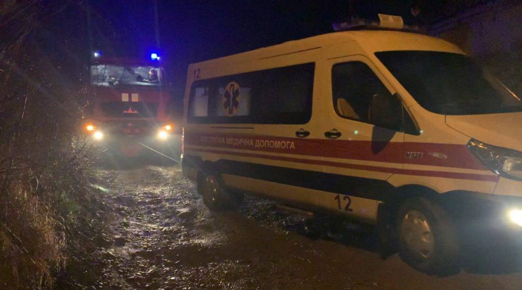 На Франківщині автомобіль "швидкої допомоги" застряг у багнюці дорогою на виклик до хворого