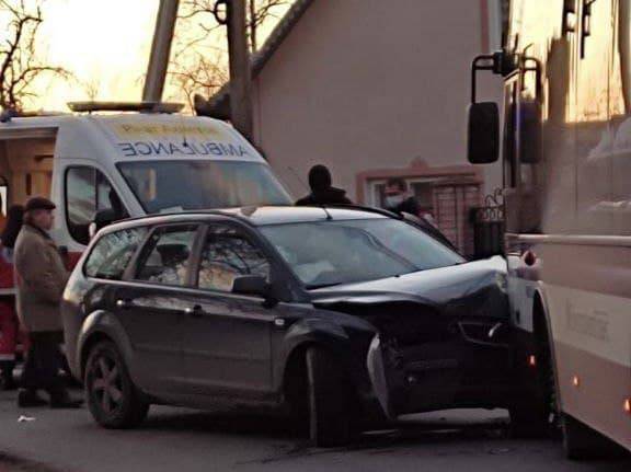 Поблизу Франківська п'яний водій влетів у комунальний автобус ВІДЕО