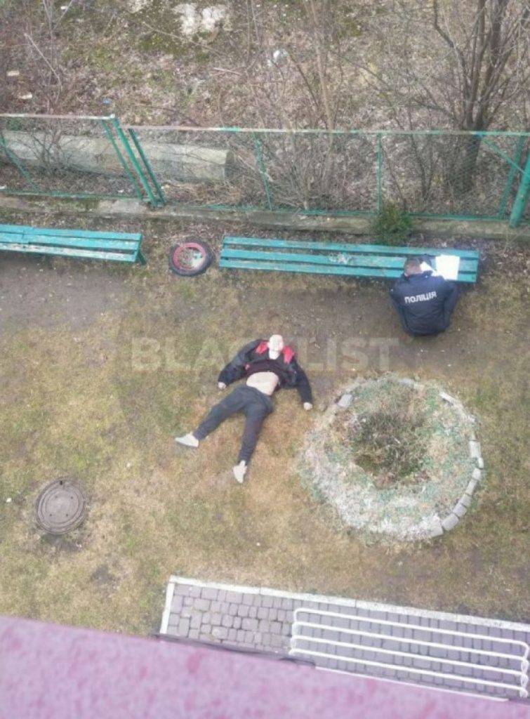 В одному з мікрорайонів Івано-Франківська виявили труп чоловіка ФОТО 18+