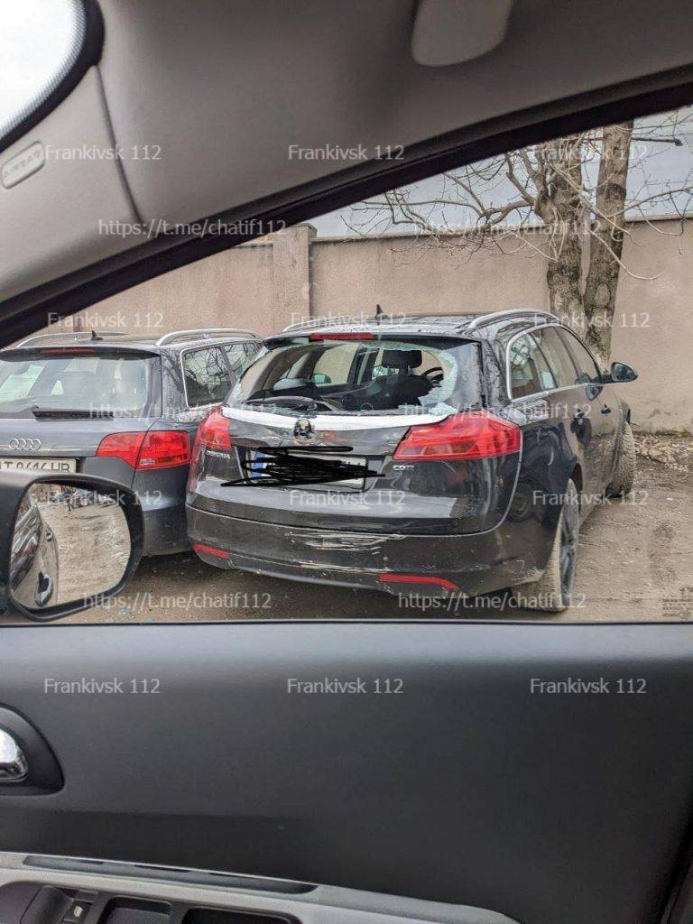 У франківській промзоні фура добряче пошкодила припаркований автомобіль ФОТО та ВІДЕО