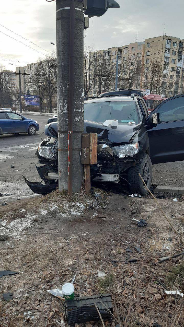 У Франківську автомобіль врізався в стовп: в результаті травмувалися пасажири ФОТО