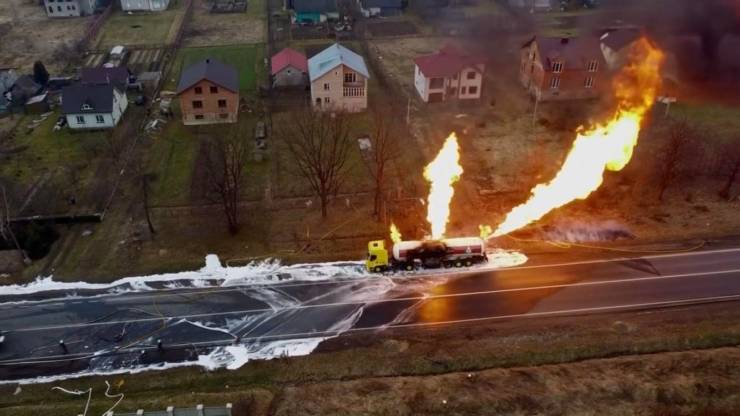 Газовоз, який майже добу горів у Креховичах, відправили на ремонт