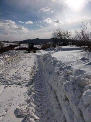 На Прикарпатті дорожники розчистили двометрові снігові замети ФОТО