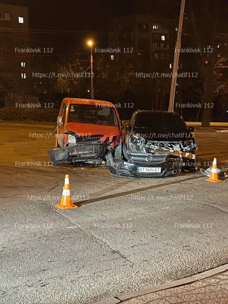 Автівки розтрощені: у Франківську не розминулися легковики ФОТО та ВІДЕО