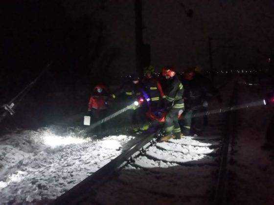 Потяг сполученням "Київ-Івано-Франківськ" протаранив вантажівку. Машиніст — у важкому стані ФОТО