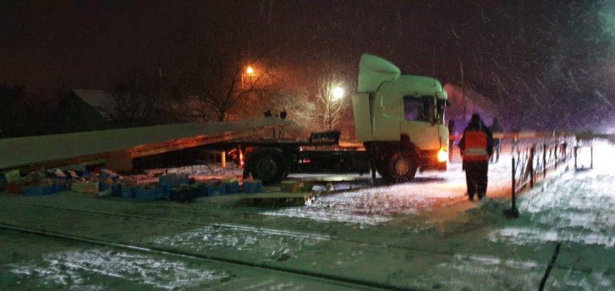 Потяг сполученням "Київ-Івано-Франківськ" протаранив вантажівку. Машиніст — у важкому стані ФОТО