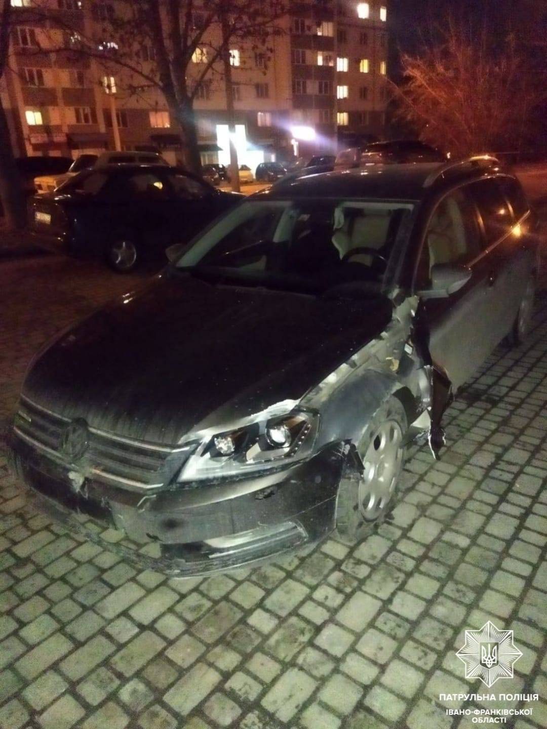 У Франківську водій зніс огорожу та пошкодив дорожній знак ФОТОФАКТ