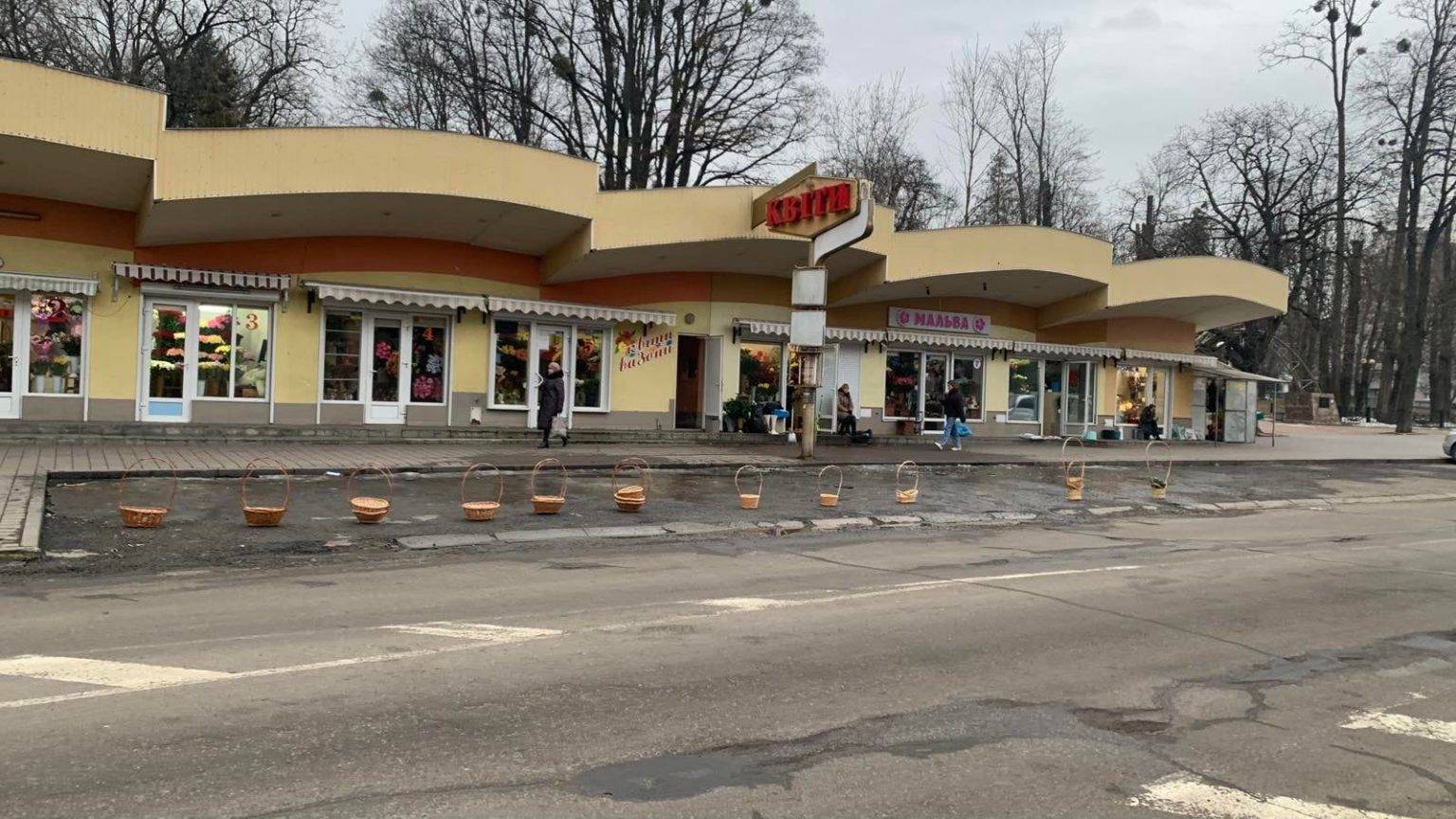 А то що, Великдень?: у Франківську на Мельника на безкоштовній парковці замість автівок стоять кошики ФОТОФАКТ