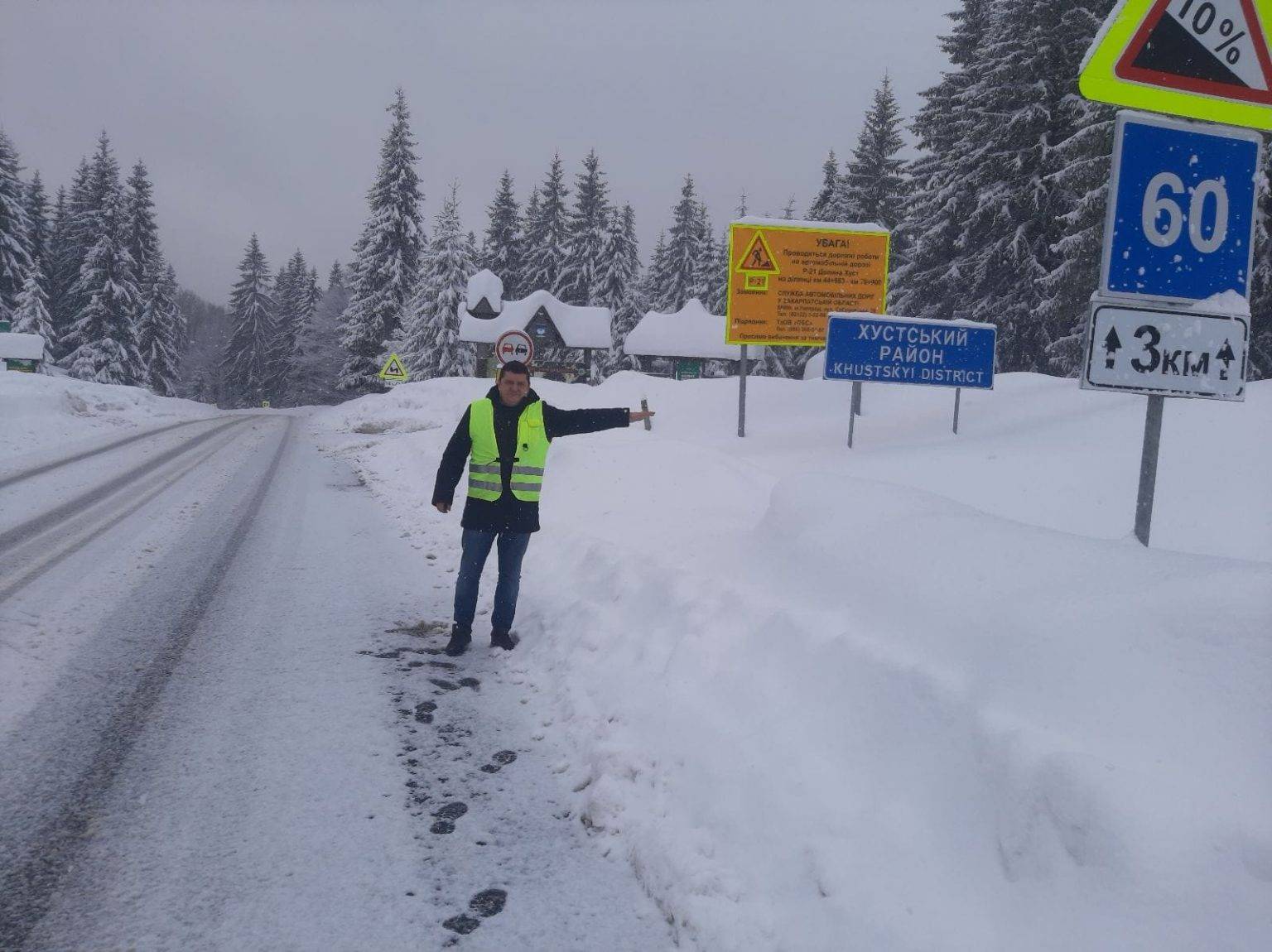 Карпатські перевали в Івано-Франківській області засипало снігом ФОТО