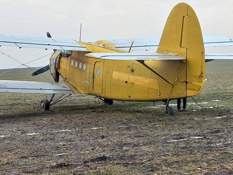 На Прикарпатті посеред поля виявили літак - встановлюють власника ФОТО