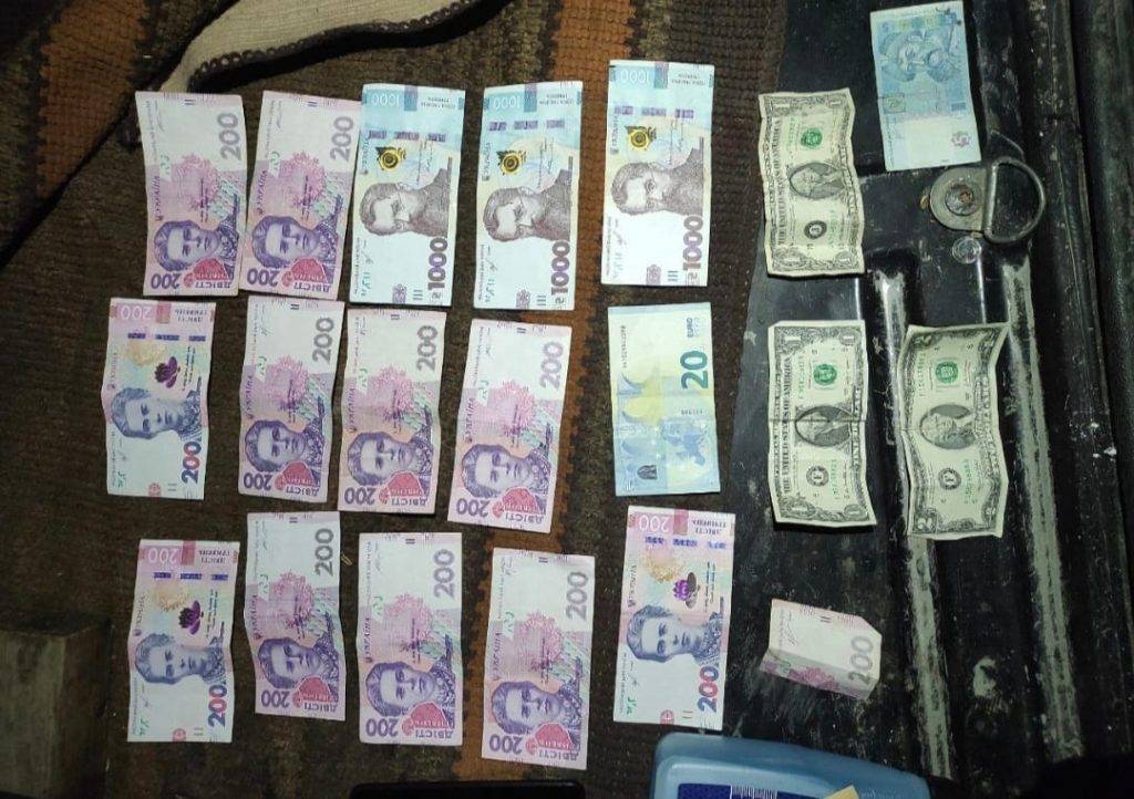 На Прикарпатті двоє зловмисників викрали з автівки понад 40 тисяч гривень ФОТО