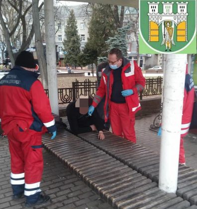 Франківські муніципали не змогли привести до тями чоловіка, який лежав біля вокзалу без свідомості - довелось викликати "швидку" ФОТО