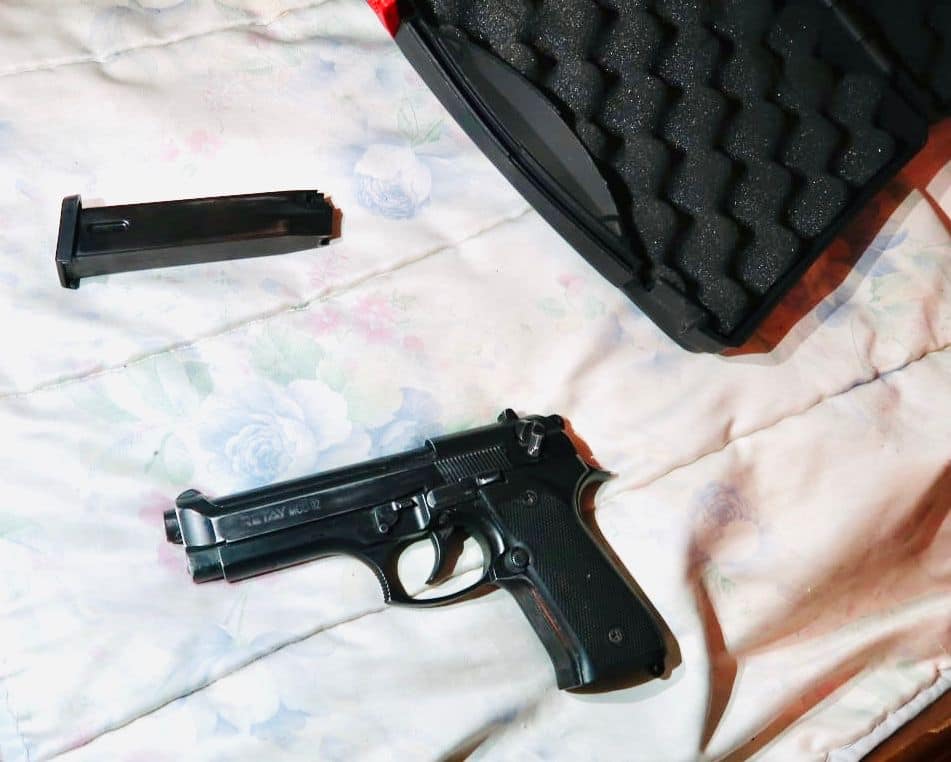 На Прикарпатті поліцейські приїхали на домашнє насильство, а виявили зброю та наркотики