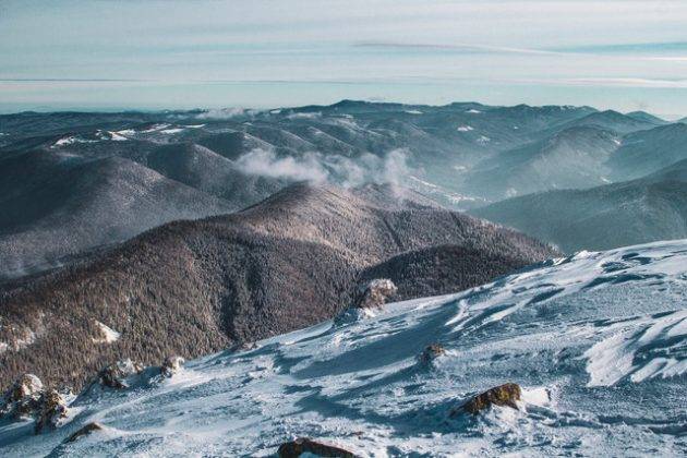 У мережі опублікували захопливі фото вкритих снігом Карпатських гір