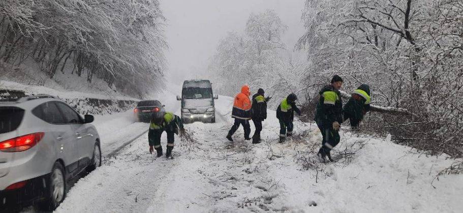 Карпатські перевали в Івано-Франківській області засипало снігом ФОТО