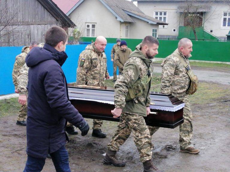 На Івано-Франківщині провели в останню путь ветерана АТО ФОТО