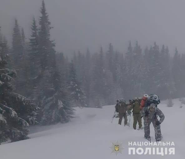 Спецпризначенці поліції підкорюють високогір’я засніжених Карпат ФОТО