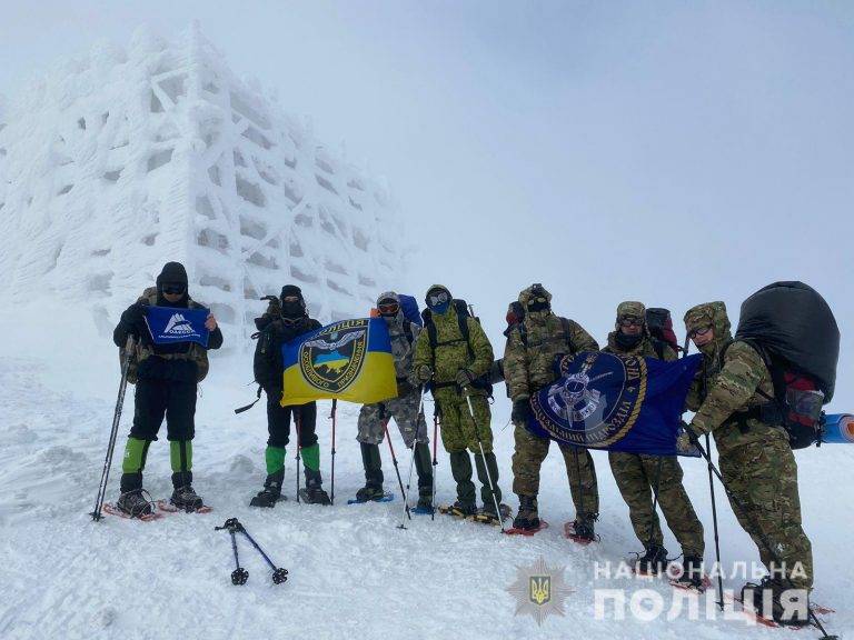 Спецпризначенці поліції підкорюють високогір’ї засніжених Карпат ФОТО